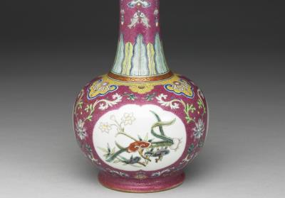 图片[2]-Mallet-shaped vase in yang-ts’ai enamels with incised red ground pattern of flower brocade 1743 (Ch’ien-lung reign)-China Archive